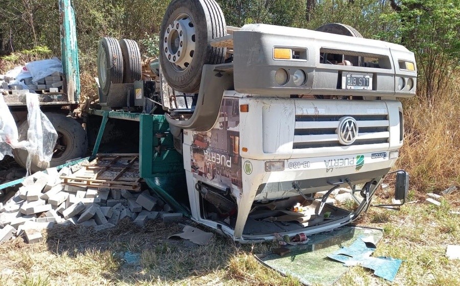 Volcó un camión municipal que trasladaba adoquines | Córdoba