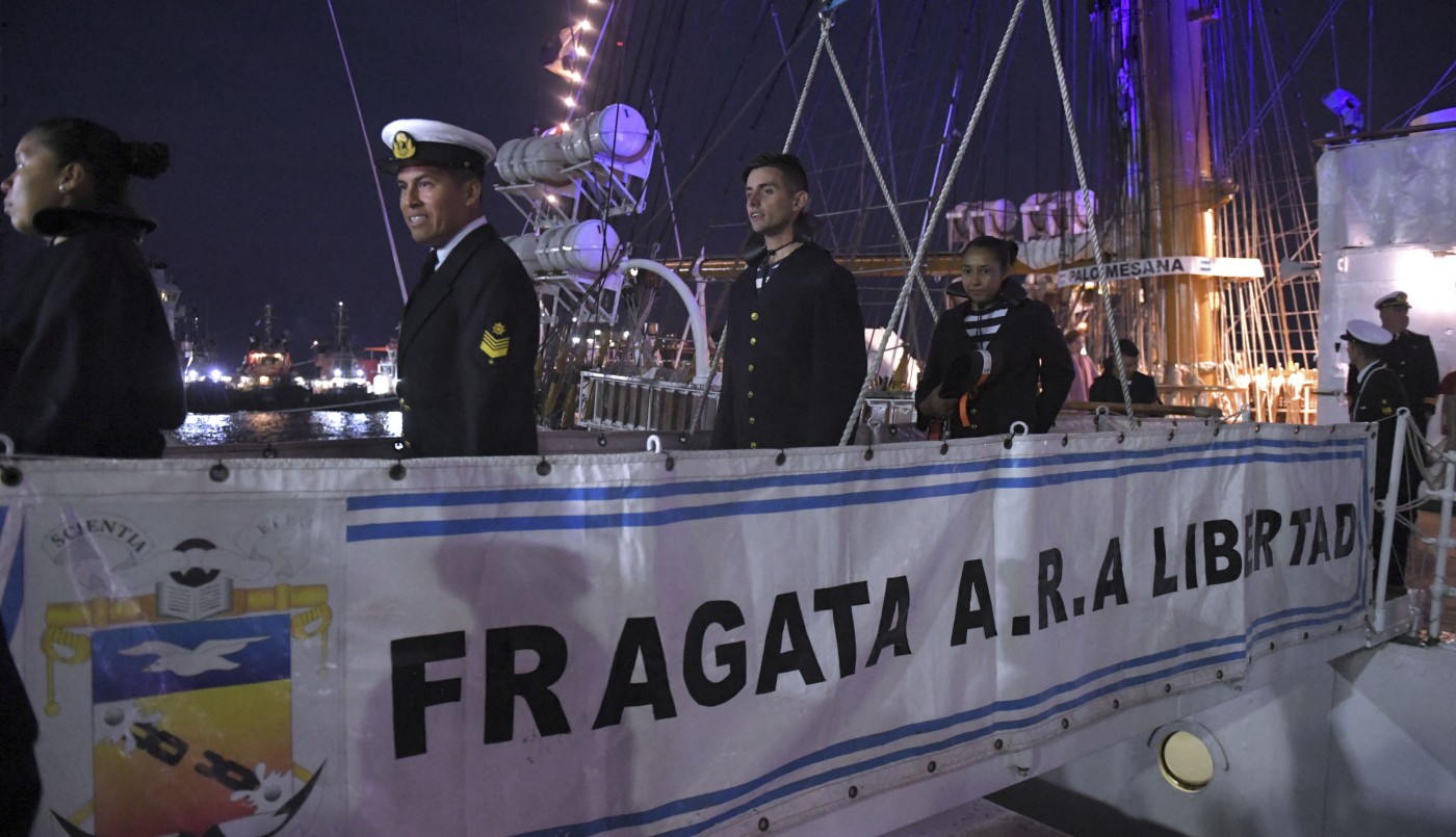 Cientos de personas recibieron a la Fragata Libertad a su regreso a Buenos Aires | Actualidad