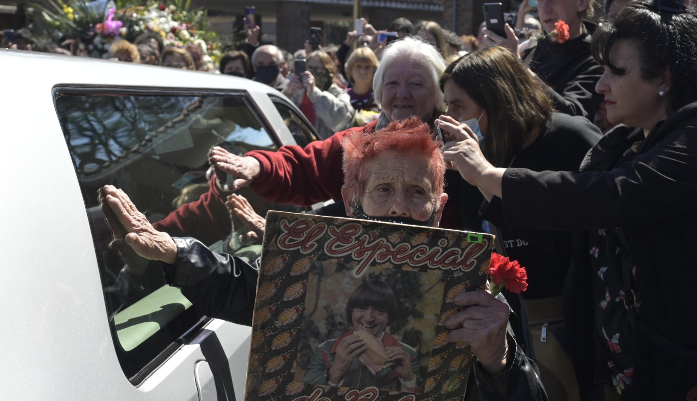 Una multitud despidió a Carlitos Balá en el cementerio de la Chacarita | Espectáculos