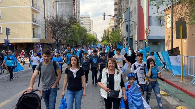 Locura "celeste": los hinchas de Belgrano ya festejan frente al Patio Olmos | Deportes