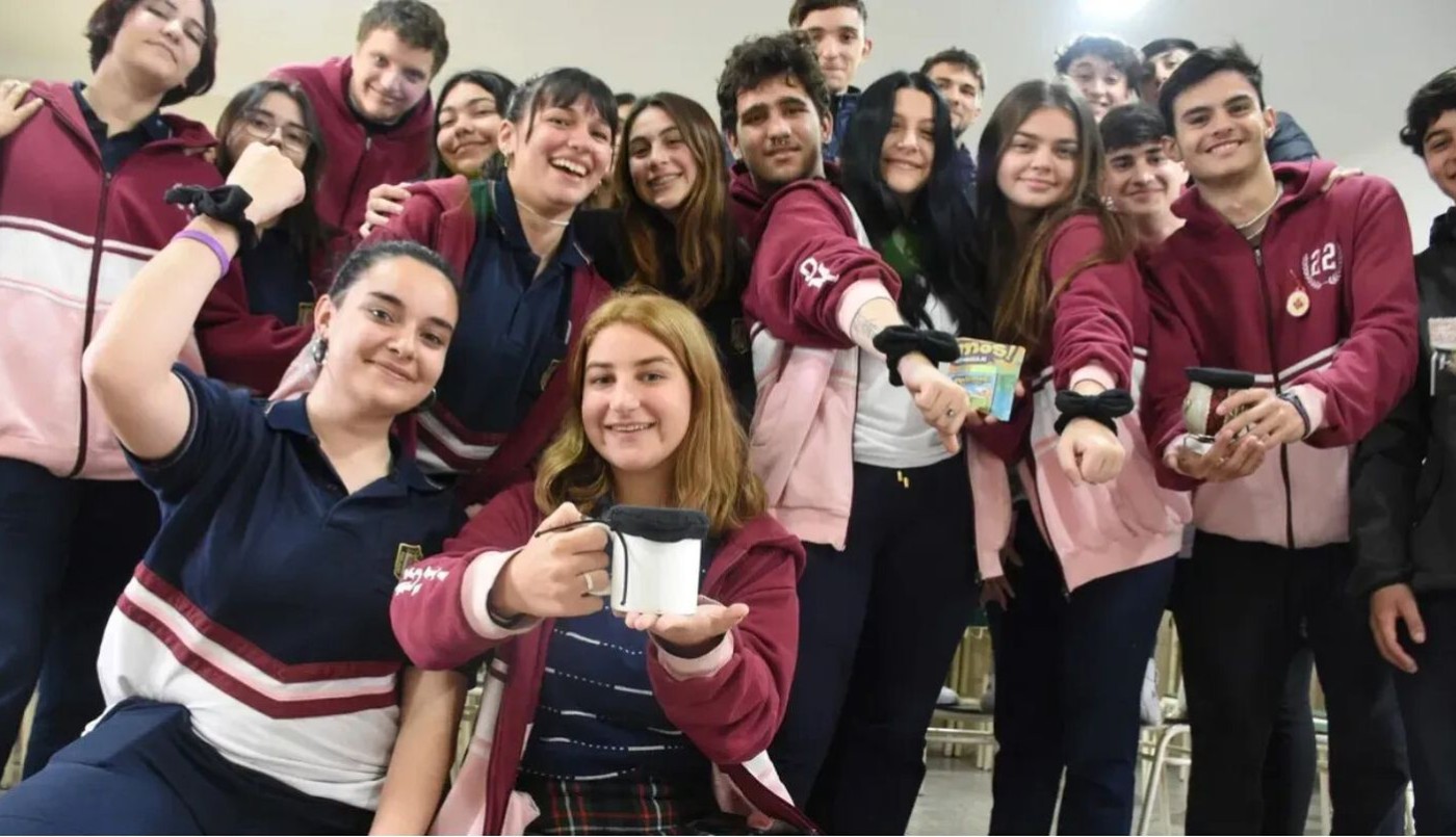 “ScrunchieCup”: Tapavasos antidrogas para el boliche, la iniciativa de alumnos de 5to. año | Actualidad
