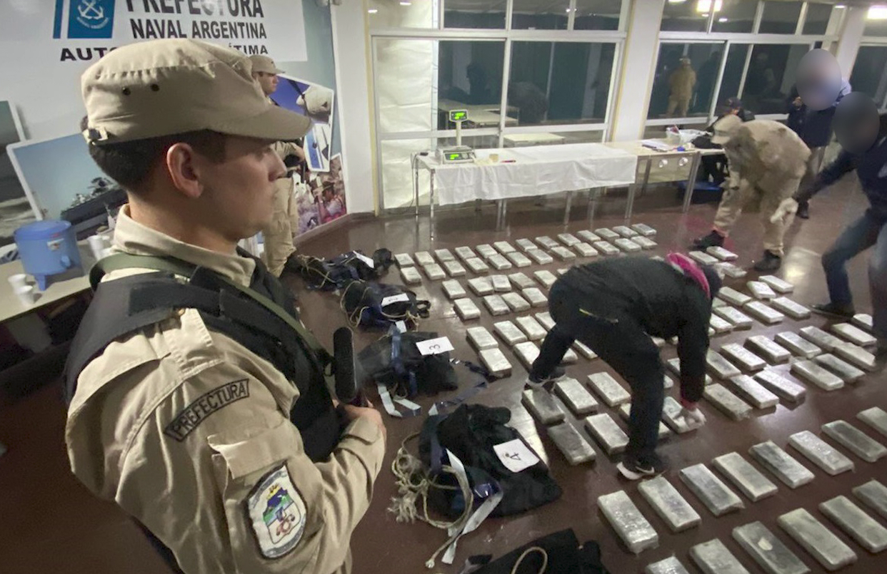 Un detenido por los bolsos con 200 kilos de cocaína encontrados en la ría de Bahía Blanca | Actualidad