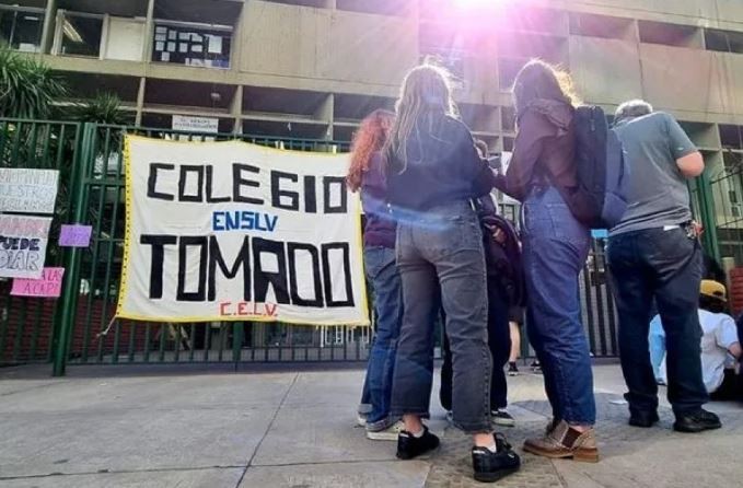 La Policía de la Ciudad comenzó a ir a los domicilios para notificar a los padres de los alumnos que tomaron las escuelas | Actualidad