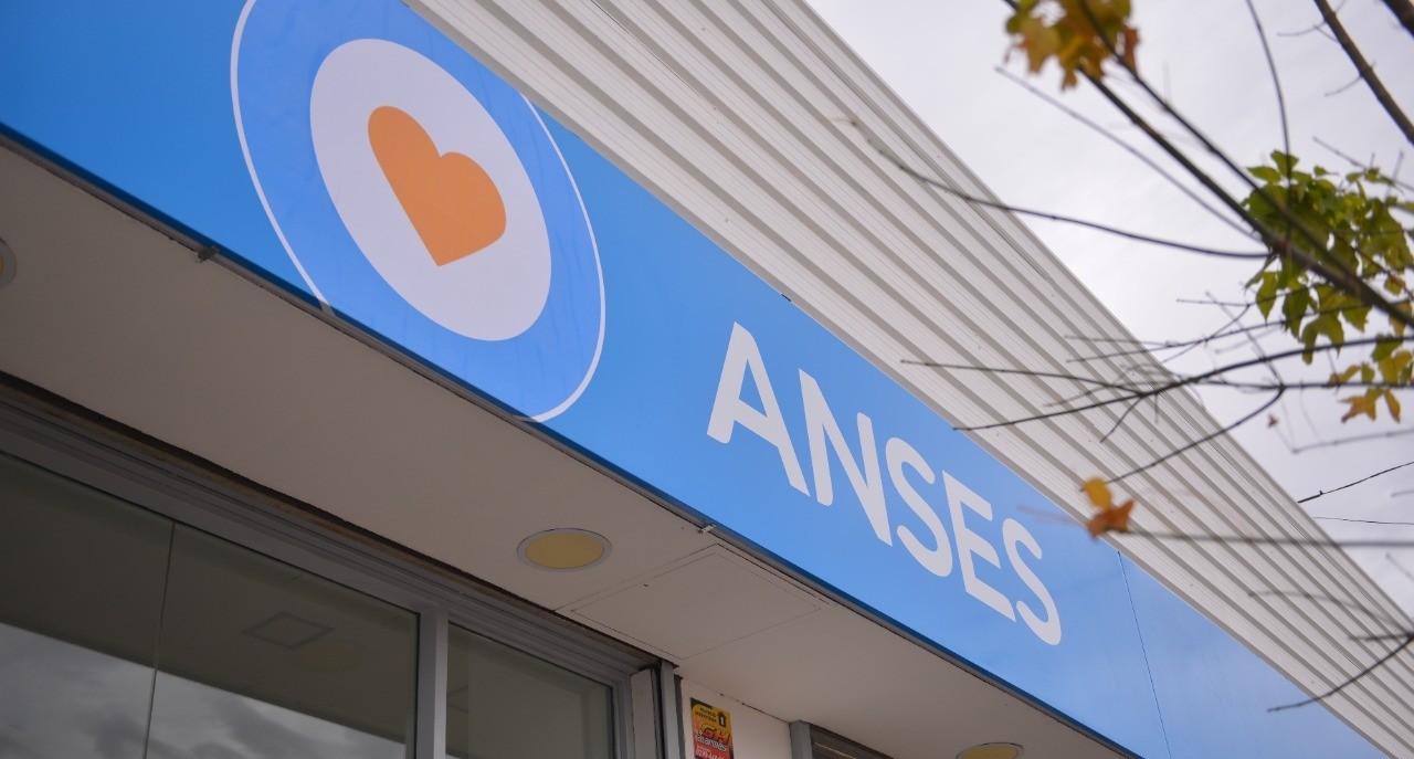 ANSES paga un bono de $7.100: quiénes lo cobran | Política y economía