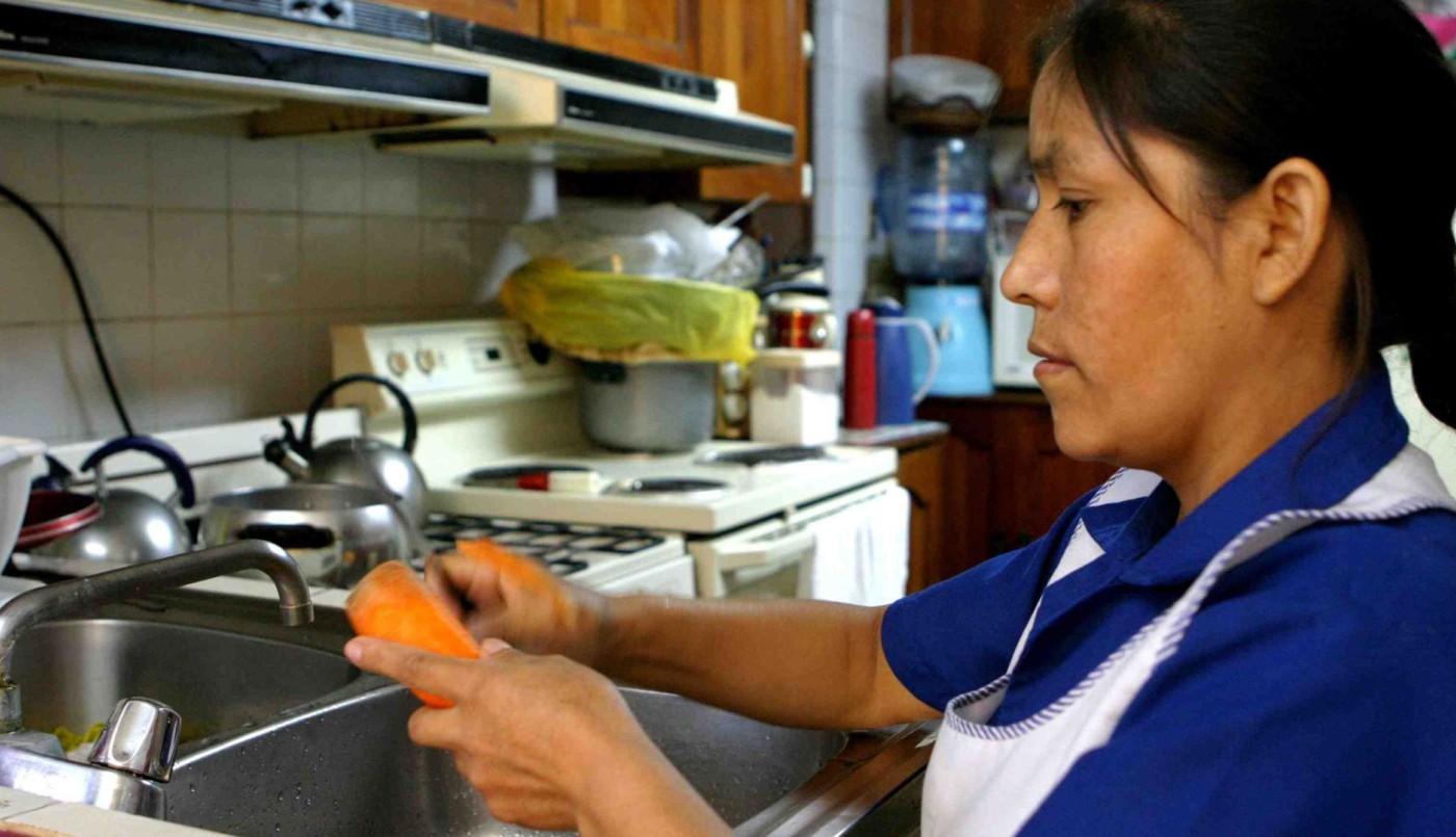 Las mujeres duplican a los varones en horas diarias dedicadas a tareas de cuidado | Actualidad