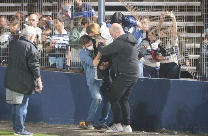 Tras los incidentes en La Plata, el fiscal evalúa iniciar una causa por estrago culposo y violencia institucional | Deportes