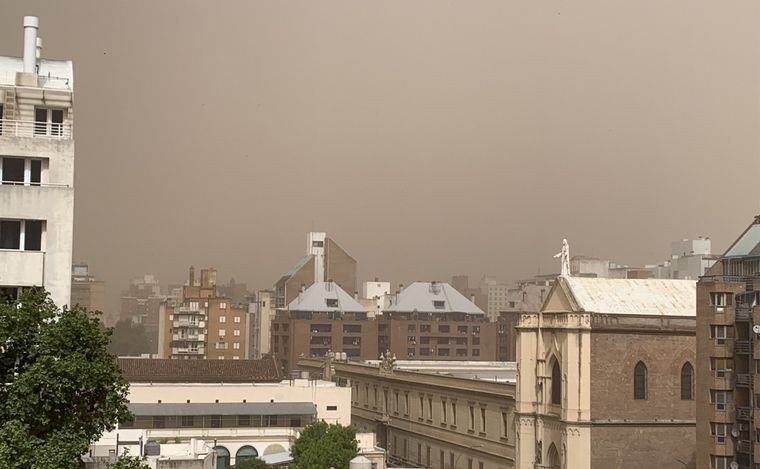 Córdoba: Los fuertes vientos arrastran cenizas de los incendios a la capital | Córdoba