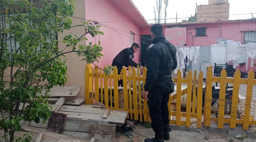 Escapó de un control policial, ingresó en una casa y se escondió debajo de un colchón: fue detenido | Actualidad