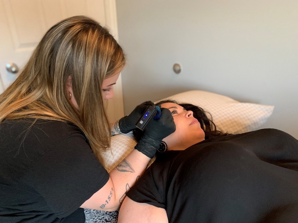 Reivindican virtudes "terapéuticas" y "empoderadoras" del tatuaje facial | Internacionales