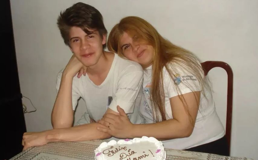 Mataron a un fan de Coldplay: su mamá busca que Chris Martin lleve su remera | Actualidad