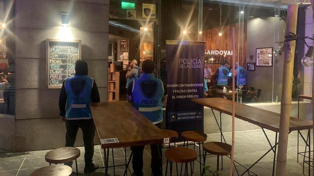 Desbaratan un club ilegal de truco y detienen a su organizador en el barrio porteño de Caballito | Actualidad