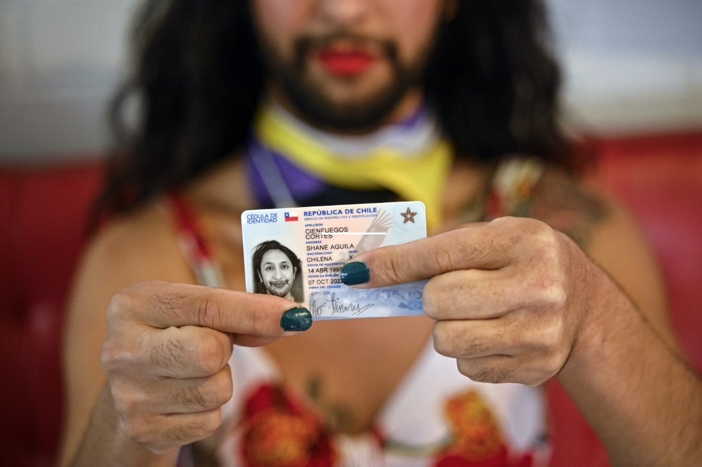 "Es difícil ser le primere": recibió la cédula de identidad “no binaria” en Chile | Internacionales