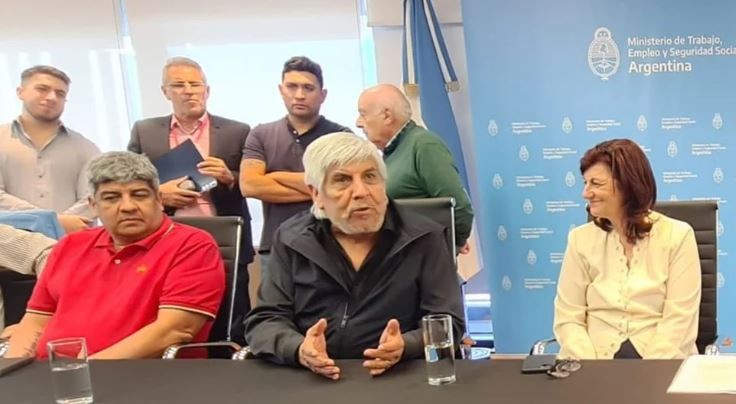 Camioneros acordó un aumento salarial de 107% y un bono de fin de año de 100 mil pesos | Política y economía