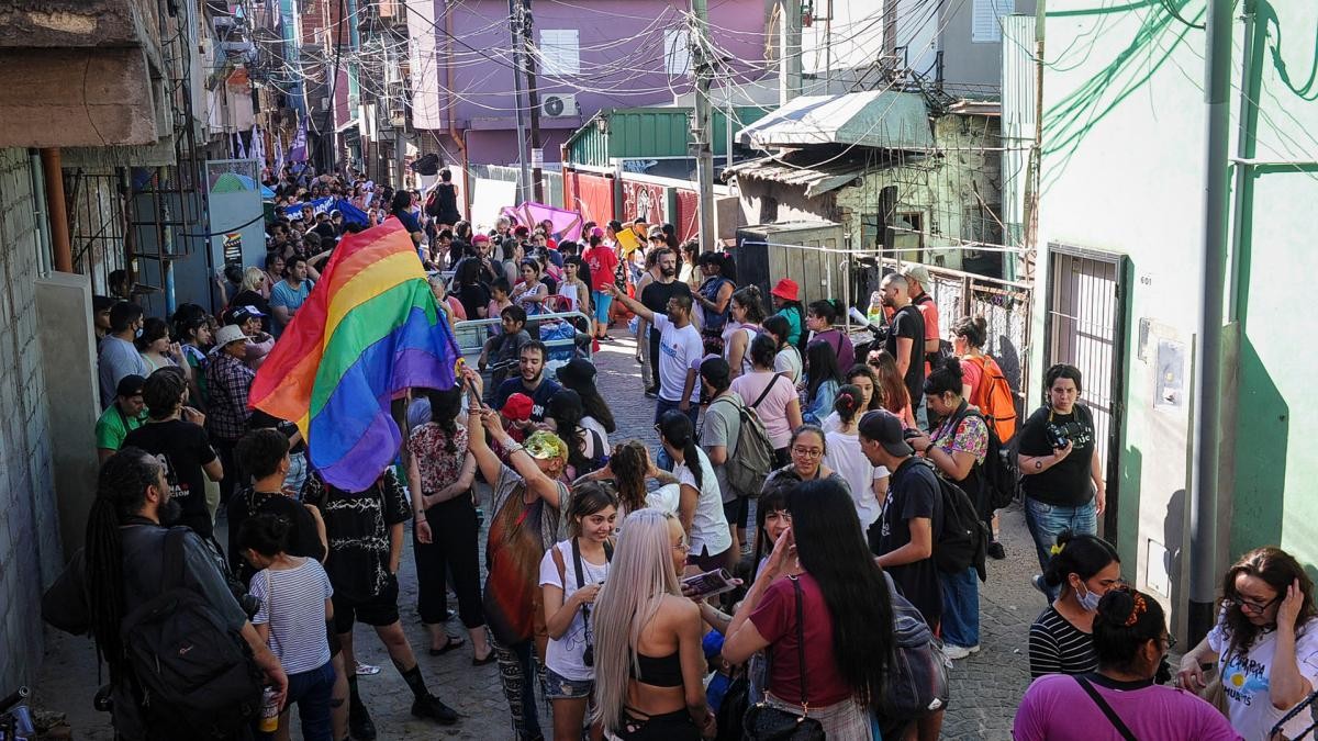 "Vecines" del Barrio Mugica protagonizaron la marcha del Orgullo Trans Villero Plurinacional | Actualidad