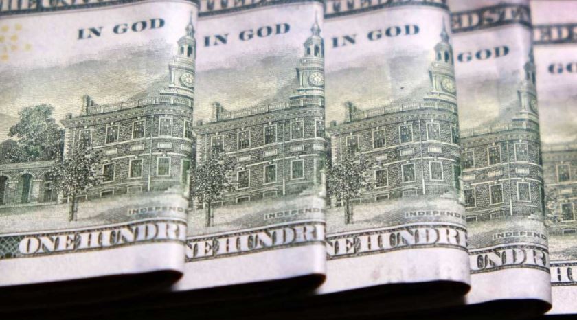 El dólar blue finalizó octubre en baja y cerró a $291 | Política y economía