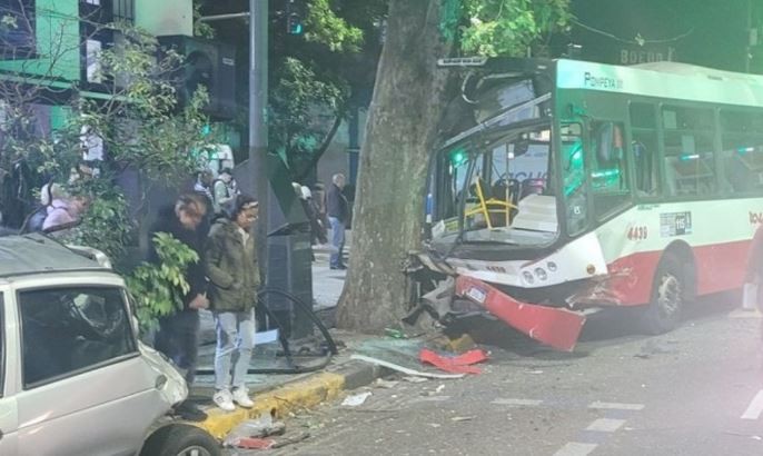 Iban en un auto robado y chocaron con un colectivo: 13 heridos en Boedo | Actualidad