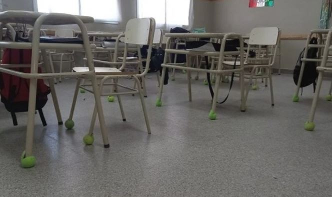 Una escuela de Chubut puso pelotas de tenis en los bancos para cuidar a un chico autista | Actualidad