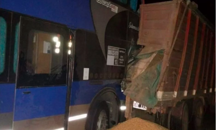 Chocó un colectivo que llevaba pasajeros desde Córdoba hacia el recital de Coldplay | Córdoba