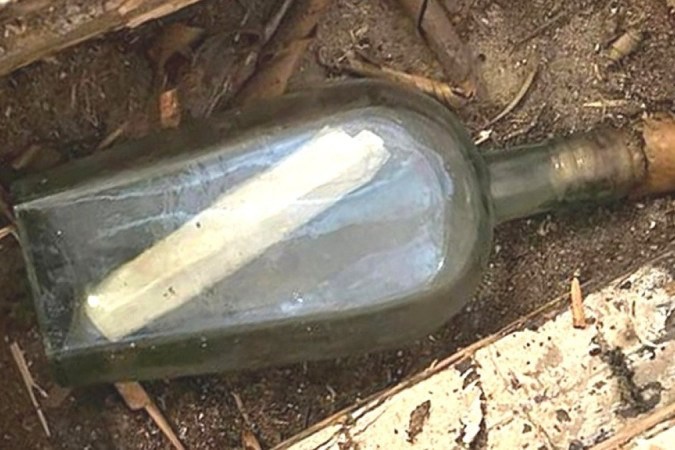 Al romper el piso de una casa, un plomero encontró una botella con un mensaje de hace 135 años | Internacionales