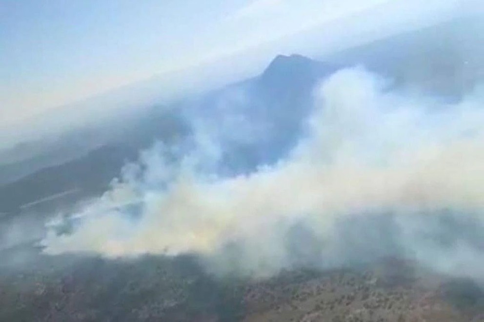 Fuego en Córdoba: bomberos combaten incendios en Traslasierra | Principal