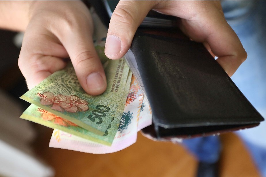 El Gobierno oficializó cómo serán los aumentos del salario mínimo hasta marzo | Política y economía