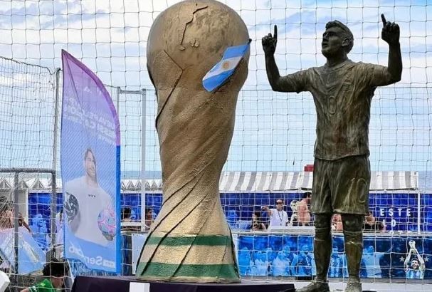 Inauguran la primera estatua de Messi como campeón del mundo en Mar del Plata | Deportes