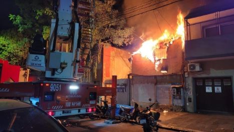 Incendio en Villa Ortúzar: el SAME asistió a 17 personas y buscan a una mujer que habría quedado atrapada | Actualidad