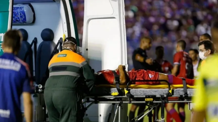 Emanuel Brítez sufrió un golpe en Brasil y debió salir de la cancha en ambulancia | Deportes
