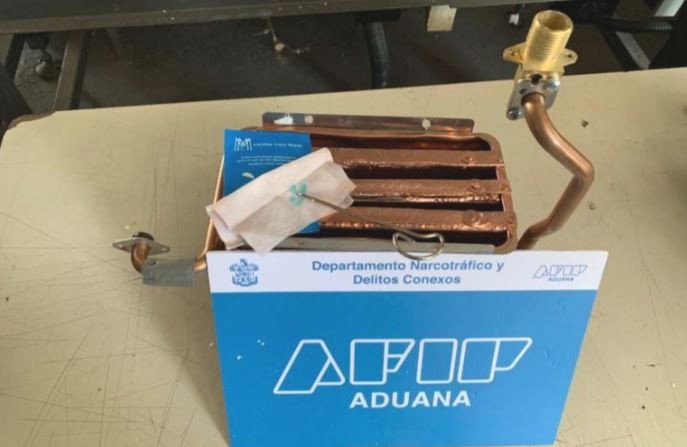 Secuestran más de 3 kilos de cocaína ocultas en un calefón, una máquina de humo y dos reflectores | Actualidad