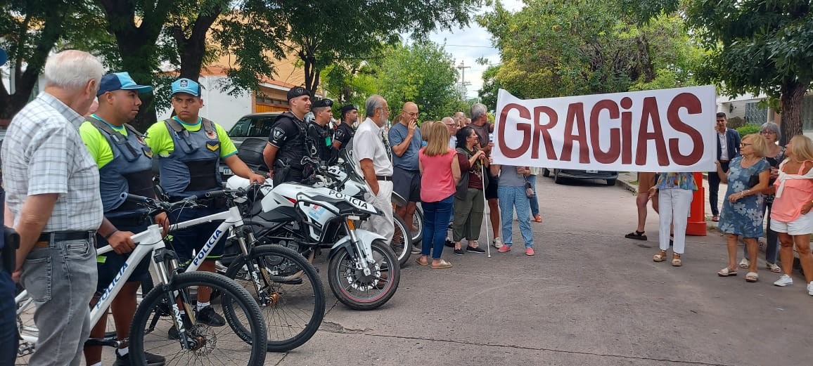 Homenaje de los vecinos a la Comisaria 15 de Cerro de las Rosas | Córdoba