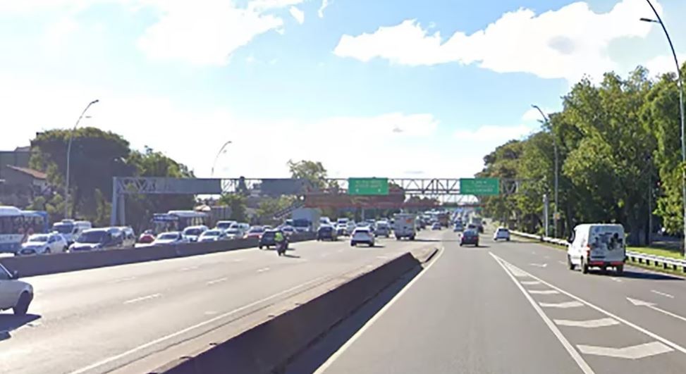 Discutió con su pareja, se tiró del auto en movimiento en la General Paz y está internada | Actualidad