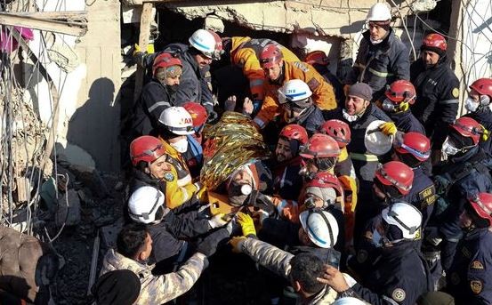 Turquía: Rescatan entre los escombros a una mujer de 70 años 212 horas después de los terremotos | Internacionales