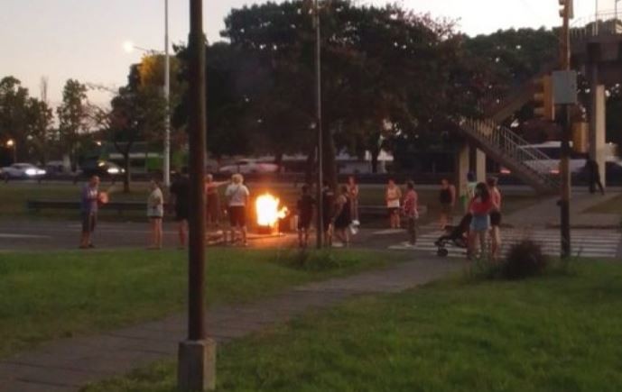 Villa Lugano: delincuentes aprovecharon los cortes de luz y le robaron a una médica y al chofer de una ambulancia del SAME | Actualidad