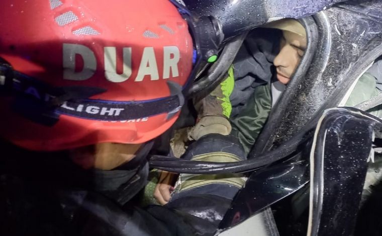 Un joven perdió el control de su auto, chocó, cayó a un canal y sufrió un paro | Córdoba