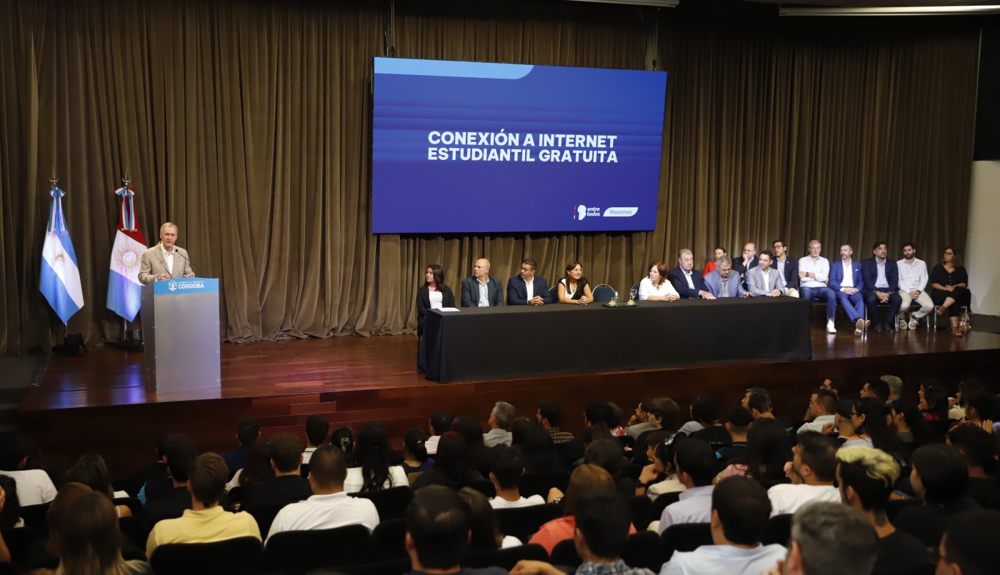 El gobernador Juan Schiaretti presentó el programa de “Conexión a Internet Estudiantil Gratuita” | Córdoba