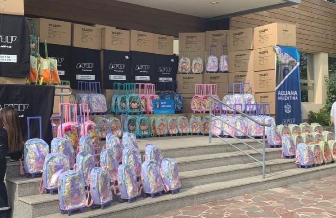 La Aduana donó 3.760 mochilas secuestradas por importación irregular | Actualidad