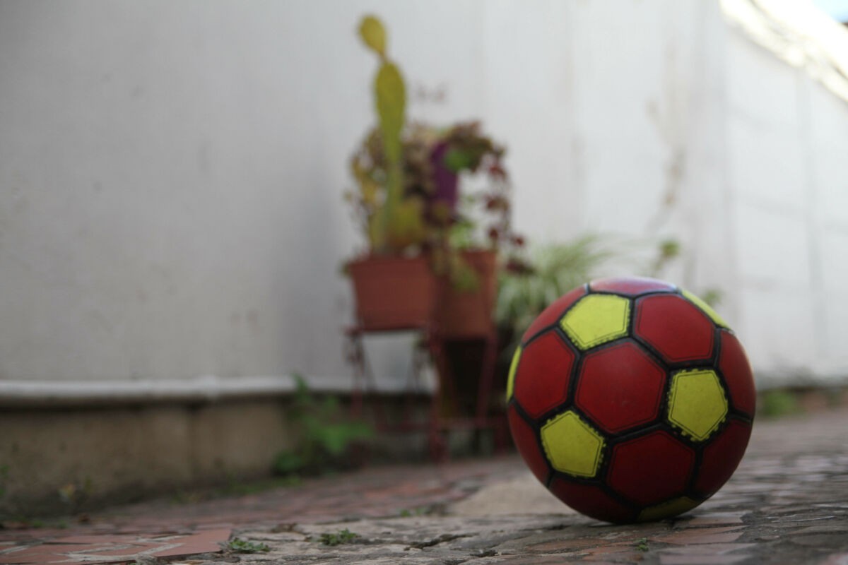 Adolescente murió electrocutado cuando quiso recuperar su pelota que cayó en la casa de un vecino | Actualidad