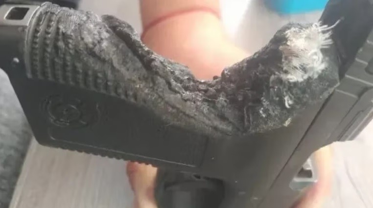 Un policía guardó su arma en el horno: cuando empezaron a cocinar, se le derritió | Actualidad