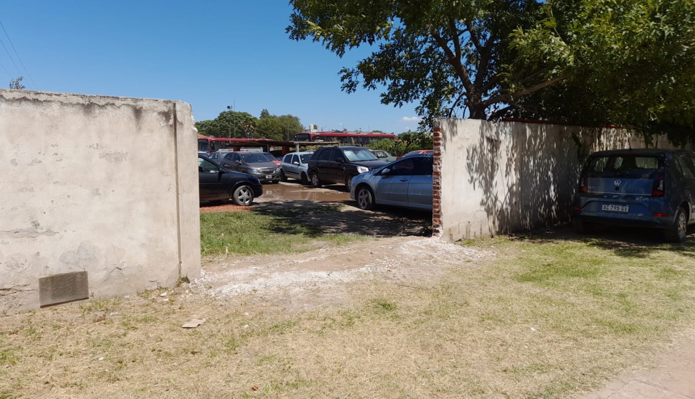 Un colegio está bloqueado por obras: tuvieron que romper una pared para que ingresen los autos | Córdoba