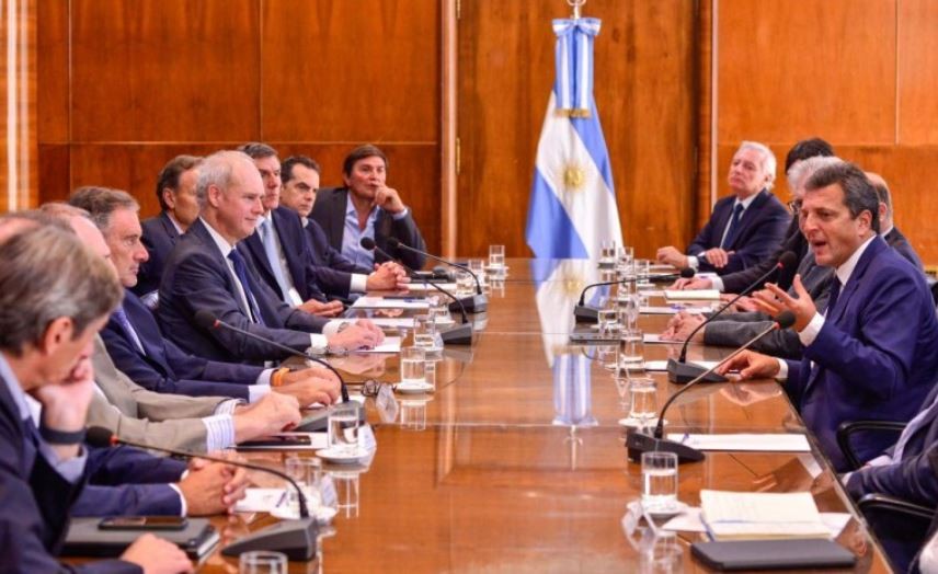 Massa anunció un acuerdo con bancos y compañías de seguro para canjear deuda en pesos | Política y economía