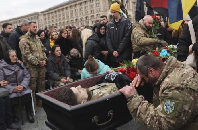 Multitudinario funeral en Ucrania para despedir al soldado "Da Vinci" como un héroe de la guerra | Internacionales