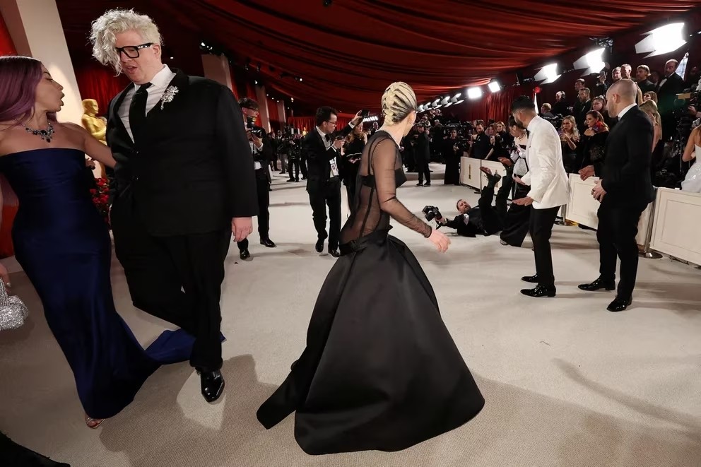 Lady Gaga auxilió a fotógrafo que sufrió caída en los Oscar 2023 | Espectáculos