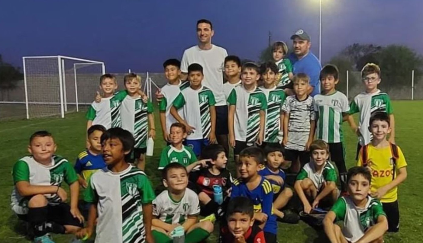 Scaloni volvió de sorpresa a Pujato y tuvo un gran gesto con los chicos del club en el que se formó | Deportes
