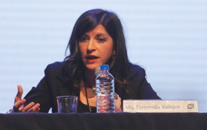 Vallejos reconoció que hoy “el que puede busca refugiarse en el dólar” y que "se crean empleos pero precarios" | Política y economía