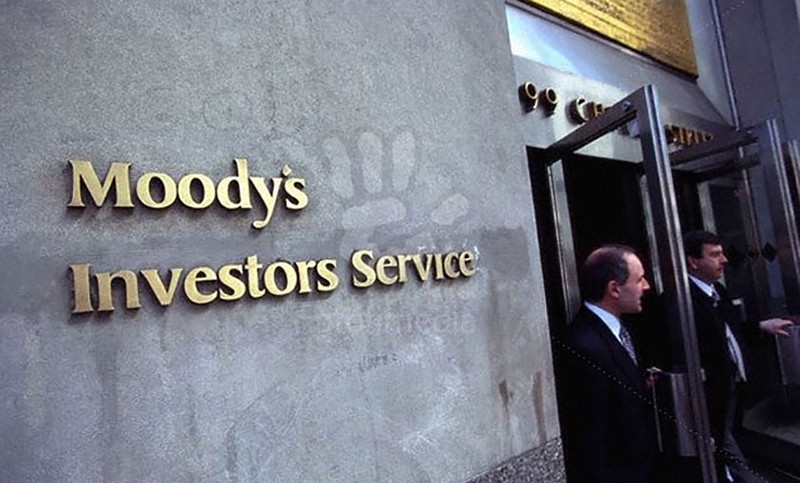 Moody's le bajó la nota al sistema bancario de EEUU y hay traspaso de fondos a grandes entidades | Política y economía