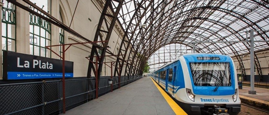 Policía sorprendió a dos hombres teniendo sexo en el baño de la estación y lo trompearon | Actualidad