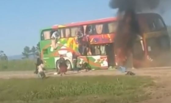Se prendió fuego un micro en Tucumán y los pasajeros saltaron por las ventanas para huir de las llamas | Actualidad