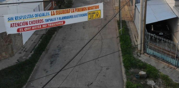 Hartos de la inseguridad, vecinos "armados" lanzaron advertencias a los delincuentes | Actualidad