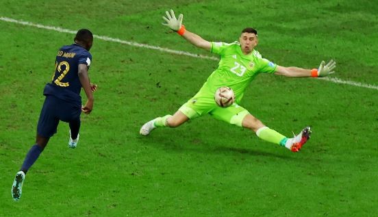 La confesión de Kolo Muani sobre Dibu Martínez por su atajada en la final de Qatar: "No voy a mentir, lo odio" | Deportes