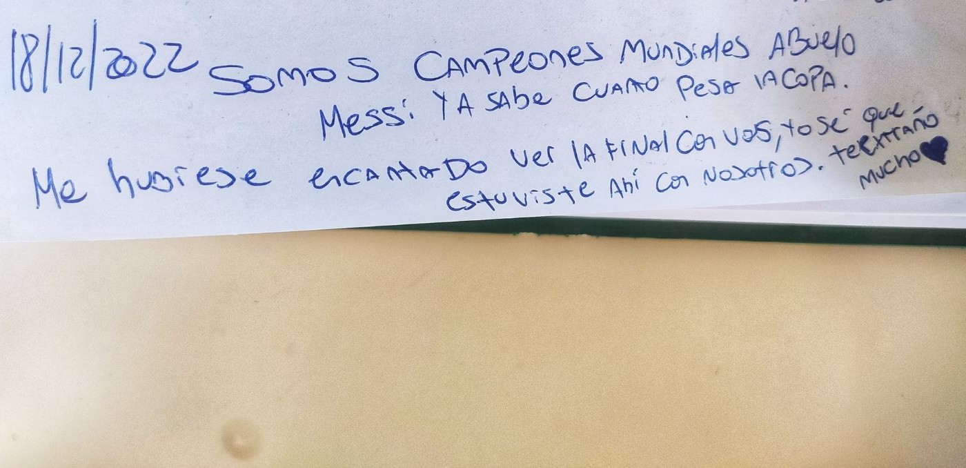 Fue al cementerio y encontró un especial mensaje: "Somos campeones mundiales, abuelo" | Actualidad